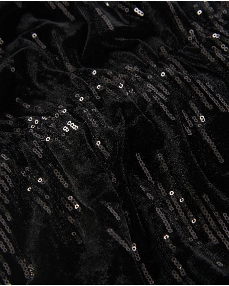 Girls’ black velvet dress with sequins and long sleeves